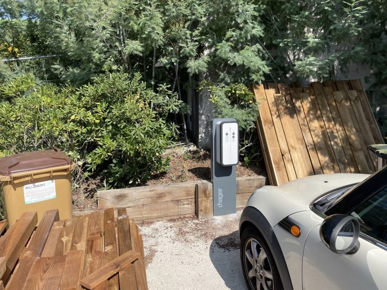 Installation-borne-recharge-parking-voiture-électrique